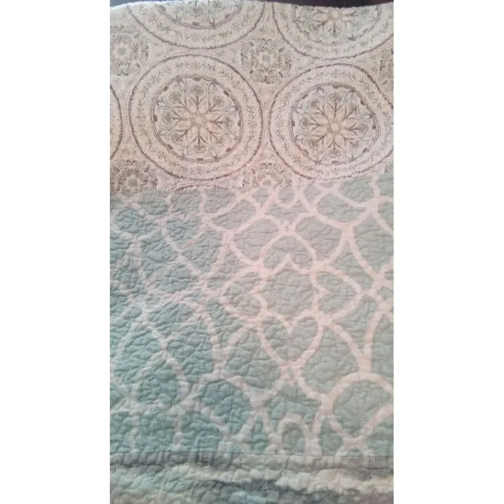 Quilted Bedspread Coverlet Reversible Floral Medallion Pattern‎ Bedding